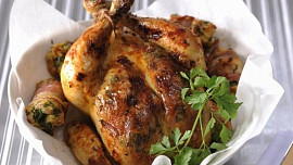 Oběd na neděli: Upečte si skvělé kuře s nádivkou podle Marie-Janků Sandtnerové