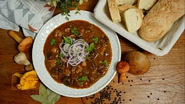 Jednoduchý houbový guláš zvládnete raz dva. Pozor si musíte dát pouze na jednu věc!