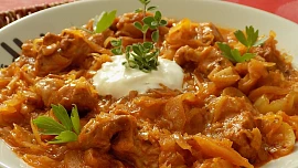 Segedínský guláš vznikl jako znouzectnost. Víte, jak se správně dělá?