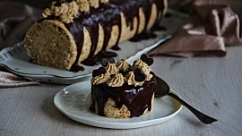 9 nejlepších ořechových moučníků: Zkuste slavnostní roládu nebo voňavou bábovku!