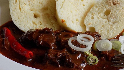 KVÍZ: Umíte správně použít alkohol při vaření? Otestujte si, kam patří rum a co přidat do omáčky k pečenému masu