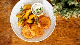 Jak na smažený sýr, aby nevytekl? Chce to dvakrát obalit a nechat odpočinout!