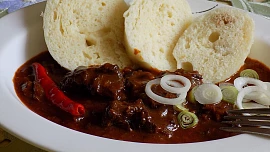 Čím vylepšit zvěřinový guláš? Chuti pomůžou pivo, rum i nastrouhaný perník