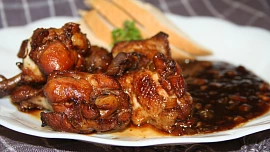 Večeře do 30 korun na porci: Zkuste chalupářskou omeletu, jáhlovou kaši či pečená křidélka