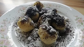 Nejlepší švestkové knedlíky: K dokonalosti jim pomůže bramborové těsto a mák