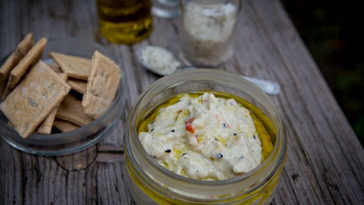 Vyzkoušejte baba ghanoush! Pomazánka z pečeného lilku s česnekem vás bude bavit!