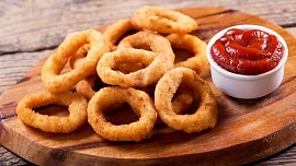 Křupavé cibulové kroužky: Takhle si můžete doma připravit hvězdu amerických motorestů