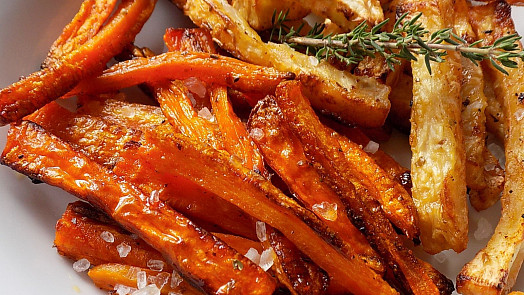 Hranolky nemusí být jen z brambor. Jak na slavné batátové nebo zdravé mrkvové?