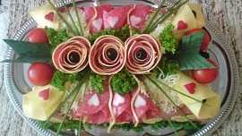 Čeká vás oslava? Netradiční slaný dort překvapí i potěší. Poradíme, co do něj