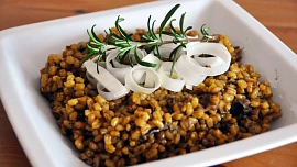 Štědrovečerní menu za první republiky: Žádný kapr, jen hrachová polévka a kroupový kuba