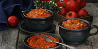 Balkánský ajvar byl původně náhražkou kaviáru. Víte, jak si tuhle paprikovou pomazánku připravit?