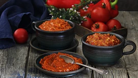 Balkánský ajvar byl původně náhražkou kaviáru. Víte, jak si tuhle paprikovou pomazánku připravit?
