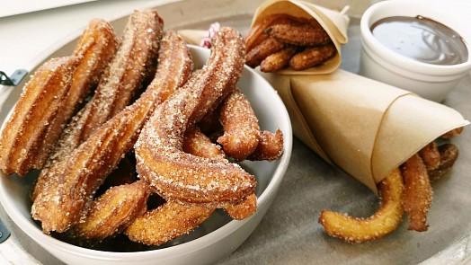 Španělské koblížky churros jsou nejlepší s čokoládou a se skořicí. Jsou vhodné při kocovině!