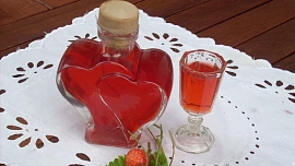 Voňavé jahodové drinky: Vyzkoušejte frappé, vanilkový koktejl nebo slaďoučký likér