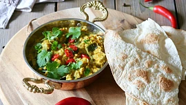 Uvařte si indický čočkový dhal. Tohle jídlo voní kořením a zvládnete je připravit snadno doma!