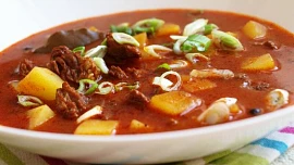 Gulášovka jako od maminky! 3 recepty na hutné zimní polévky, které zahřejí