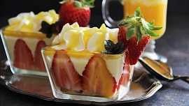 Rychlé dezerty bez pečení: Zkuste vymazlené Míša poháry nebo lehkou rybízovou pěnu