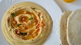 Holka u plotny radí: Jak doma udělat nejlepší hummus? Pomůže soda i studená voda!