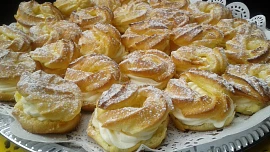 Je libo věneček, nebo rakvičku? Sladká retro vzpomínka na klasické české zákusky