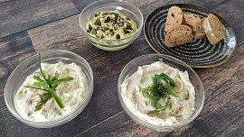 Co na chleba? Zkuste avokádovou, tvarůžkovou nebo česnekovou pomazánku