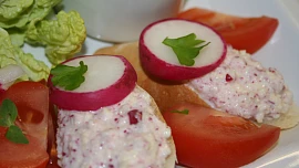 Pozvěte jaro do kuchyně! Trio svěžích pomazánek, které zachutnají každému