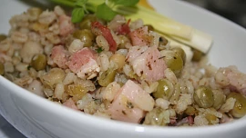 Uvařte si šoulet. Víte, že kombinace hrachu a krup se hodí i k posvícenské huse?