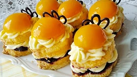 Nejlepší broskvové moučníky: upečte si bublaninu, hrníčkovou buchtu nebo mini dortíčky!