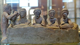 Ve starověkém Řecku bylo maso drahé, jedly se víc ryby. Sparťané vařili polévku z vepřové krve podobnou naší „prdelačce“