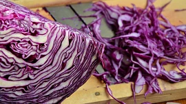 Hit zimní kuchyně? Červené zelí! Jak si je nejlépe vychutnat a jak na ně, aby nenadýmalo?
