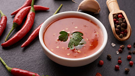 Sladkokyselá asijská omáčka skvěle dochutí řadu pokrmů: Připravte si ji doma podle jednoduchého receptu