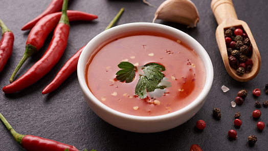 Sladkokyselá asijská omáčka skvěle dochutí řadu pokrmů: Připravte si ji doma podle jednoduchého receptu