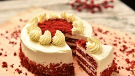 Red Velvet Cake: Jak vznikl ikonický americký dort a odkud má svou červenou barvu?