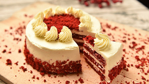 Red Velvet Cake: Jak vznikl ikonický americký dort a odkud má svou červenou barvu?