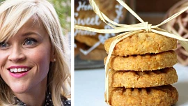 Jídelní rozmary slavných: Pravá blondýnka Reese Witherspoonová miluje kuře a dokonale vláčné podmáslové sušenky