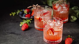 Dokonalý jahodový sirup: Základní příprava, tipy na netradiční dochucení a rady, kam sirup využít