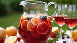 Ovocná sangria bez kapky alkoholu: Osvěžující letní nápoj plný ovoce pro celou rodinu