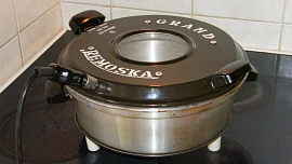 Retro okénko: Původní remoska stála 180 Kčs a upekli jste v ní skoro všechno. I dnes se pořád ještě vyplatí!