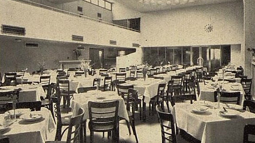 Guláš za 125 Kč, svíčková s knedlíkem za 145 Kč: Legendární prvorepubliková jídelna U Rozvařilů je zpět, i s typickými tácy a unikátní atmosférou