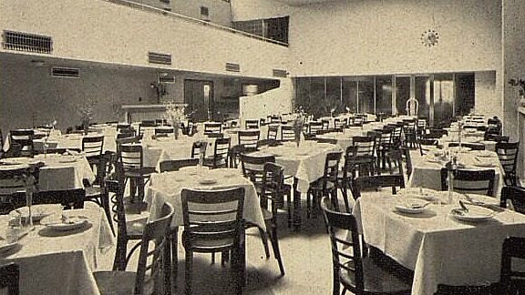 Guláš za 125 Kč, svíčková s knedlíkem za 145 Kč: Legendární prvorepubliková jídelna U Rozvařilů je zpět, i s typickými tácy