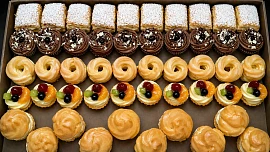 KVÍZ: Vyznáte se v retro dezertech nebo tápete? Už si nepleťte věneček s větrníkem a poznejte i harlekýna