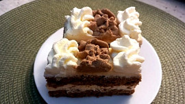 Nejjednodušší skvělé řezy s dvojitou šlehačkou: Krém voní máslem a meruňkami, korpus je krásně čokoládový