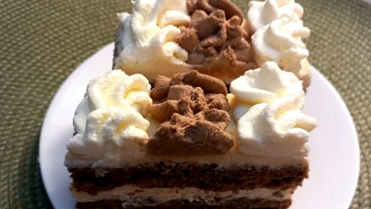 Nejjednodušší skvělé řezy s dvojitou šlehačkou: Krém voní máslem a meruňkami, korpus je krásně čokoládový