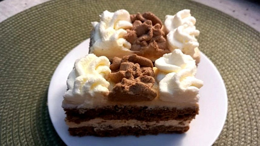 Nejjednodušší skvělé řezy s dvojitou šlehačkou: Krém voní máslem a meruňkami, korpus je krásně čokoládový