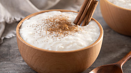 Místo ovesné kaše rýžová: Tato jednoduchá snídaně je hotová za pár minut, dodá energii, ale je šetrnější k trávení