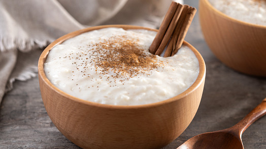 Místo ovesné kaše rýžová: Tato jednoduchá snídaně je hotová za pár minut, dodá energii, ale je šetrnější k trávení