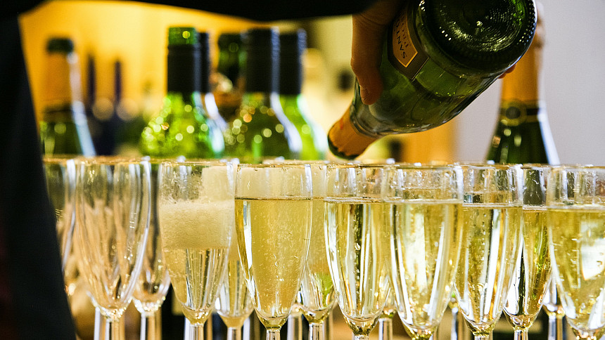 Silvestr a alkohol k sobě prostě patří. Proč si ale o půlnoci připíjíme zrovna šampaňským?