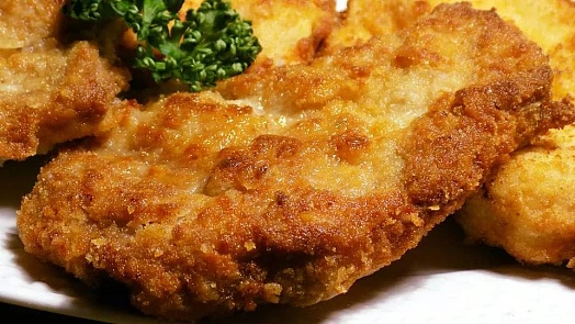 Jak osmažit řízek, aby strouhanka neopadávala: S těmito fígly se to podaří pokaždé a i s minimem zkušeností