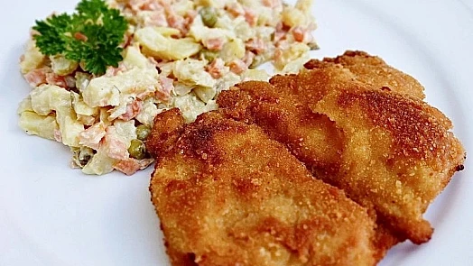 Jakou mouku zvolit do trojobalu na štědrovečerní řízky: Víme, kam zaručeně sáhnout a jak si nepokazit sváteční chvíle