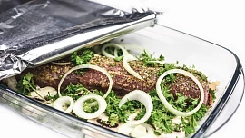 10 tipů, jak neobvykle využít v domácnosti alobal: Nabrousí nože, zažene škůdce a pomůže vyčistit plech