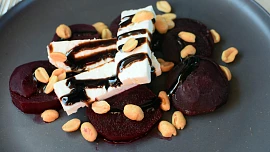 Pečená červená řepa, jak si ji zamilujete: Dokonale sladká a voňavá zelenina z trouby je jednoduchá na přípravu